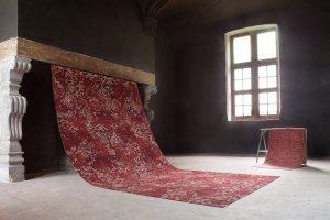 Czerwona wykładzina dywanowa